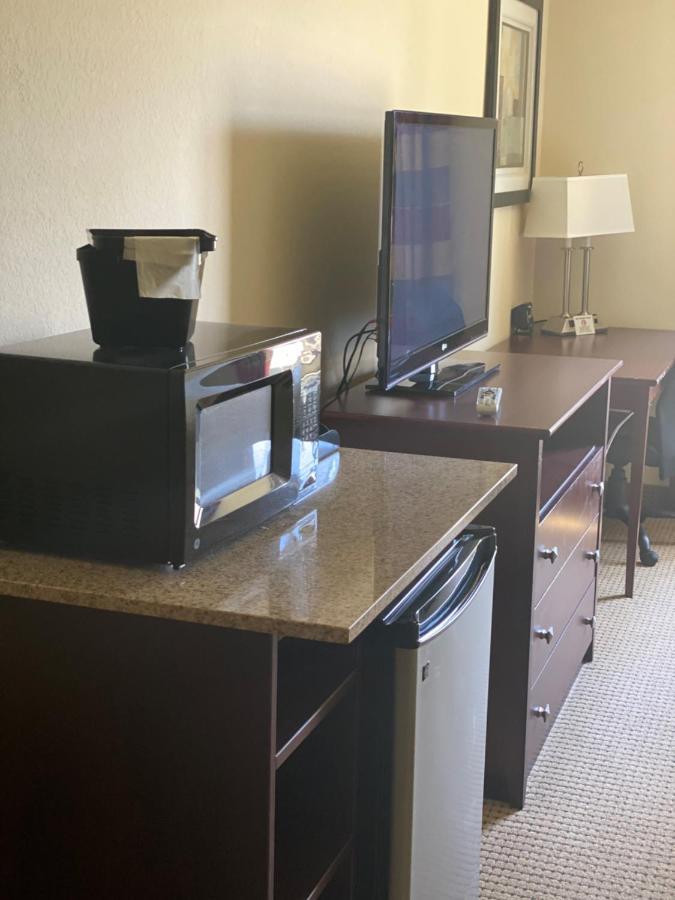 Americinn By Wyndham Ошкош Екстериор снимка