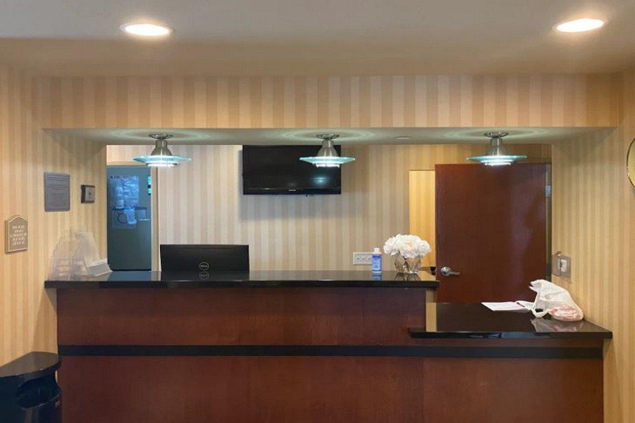 Americinn By Wyndham Ошкош Екстериор снимка
